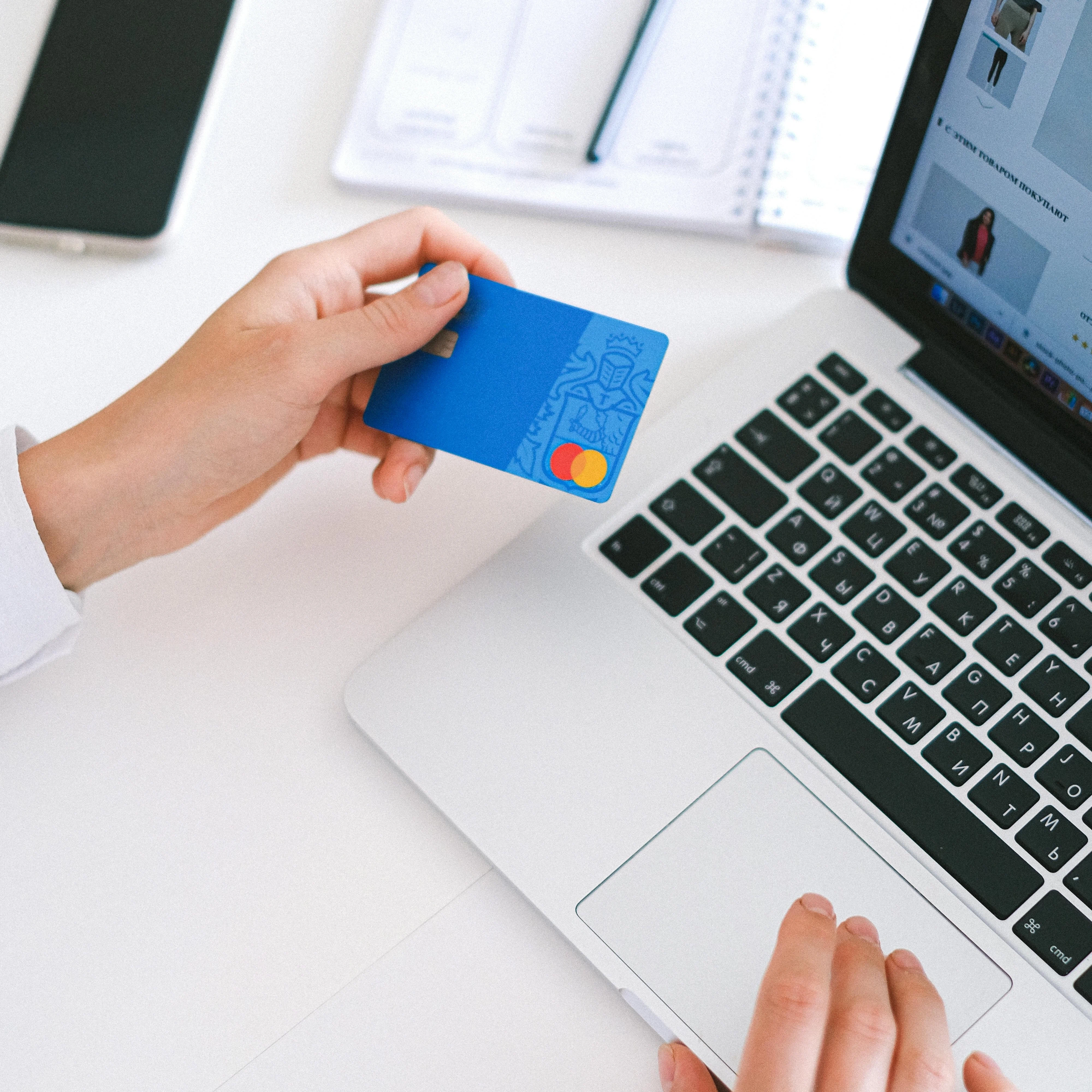 Client effectuant un achat en ligne sur ordinateur portable